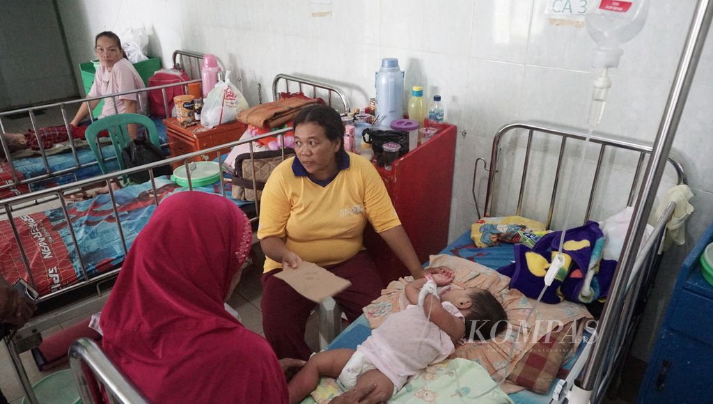 Seorang pasien bayi dirawat di ruang perawatan Rumah Sakit Dinas Kesehatan Tentara, Bandar Lampung, telah menjalani perawatan selama empat hari karena DBD, Kamis (12/3/2020). Lampung masuk dalam daerah dengan jumlah kasus DBD cukup tinggi.