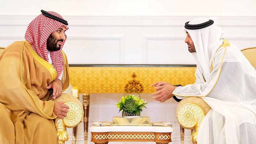 Putra Mahkota Uni Emirat Arab (UEA) Sheikh Mohammed bin Zayed al-Nahyan saat berbincang-bincang dengan Putra Mahkota Arab Saudi, Pangeran Mohammed bin Salman al-Saud, di Abu Dhabi, UAE, 22 November 2018.