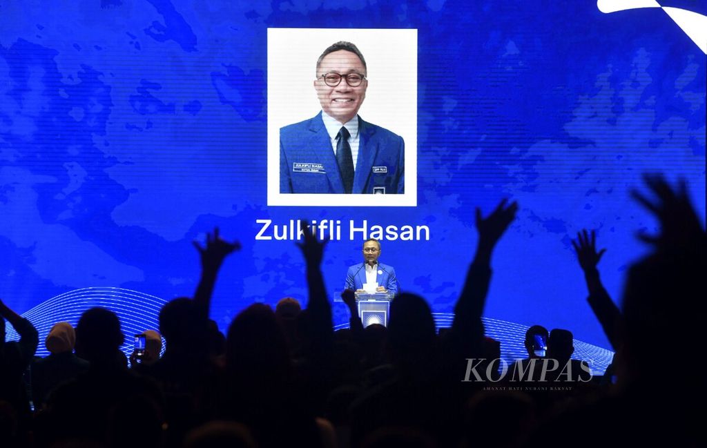 Ketua Umum PAN Zulkifli Hasan menyampaikan pidato politik dalam Rakernas PAN di Istora Senayan, Jakarta, Sabtu (27/8/2022). 