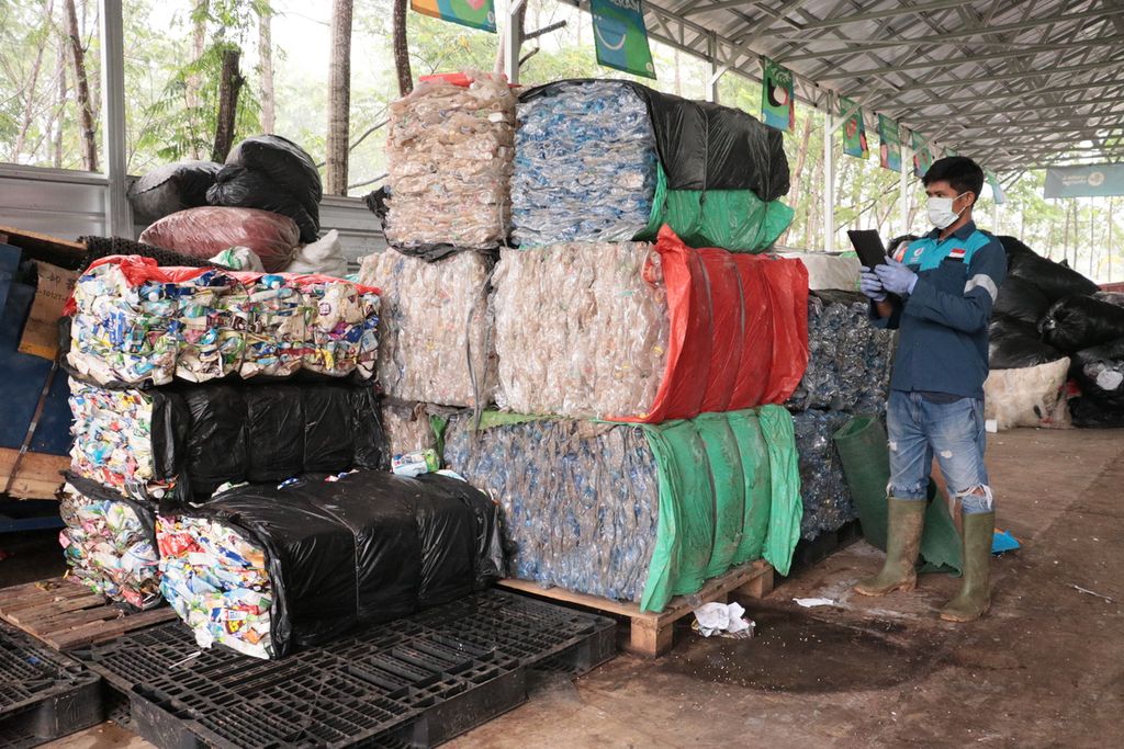 Petugas Waste4Change bertugas mendata sampah di perumahan Vida Bekasi, di Narogong Raya, Bekasi. Di kawasan perumahan ini, warga diajak memilah dan mengolah sampah untuk mengurangi pengiriman sampah di TPST Bantargebang.