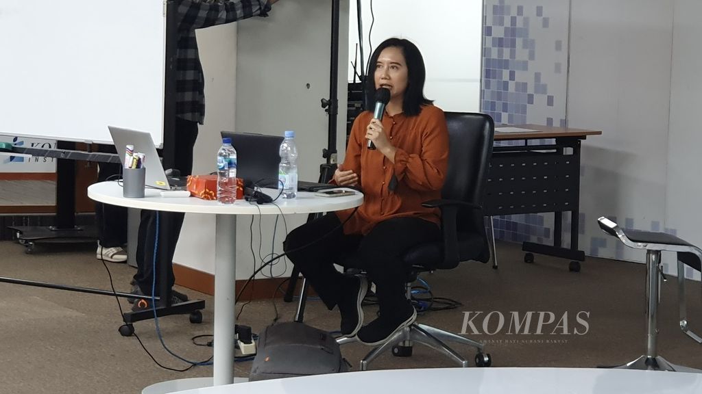 Cerpenis Ni Komang Ariani membagikan ilmu dalam kelas menulis cerpen dalam rangkaian Festival Kata di Kompas Institute, Jakarta, Rabu (25/10/2023). 