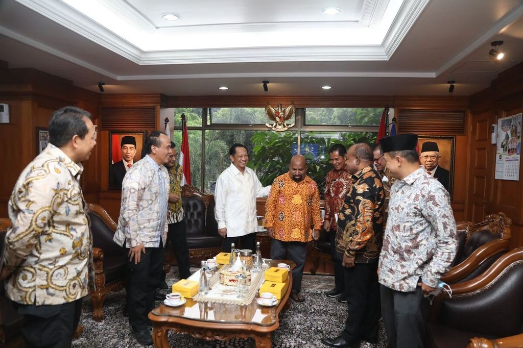 Gubernur Provinsi Papua Lukas Enembe Jumat (17/6) sore bertemu dengan Menteri Dalam Negeri Tito Karnavian di ruang kerja Mendagri di Jalan Medan Merdeka Utara, Jakarta.
