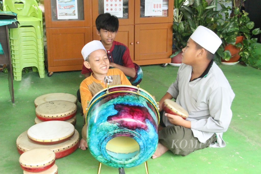 Anak-anak belajar kesenian marawis di Kampung Literasi Selamat, Kota Pontianak, Kalimantan Barat, Kamis (17/3/2022).