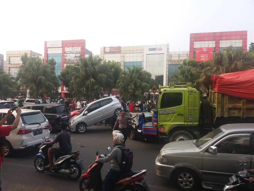 Tabrakan beruntun di Jalan Boulevard Bintaro Sektor 7, Pondok Aren, Kota Tangerang Selatan, Banten, Jumat (6/9/2019) sore. Tidak ada korban jiwa dalam tabrakan itu.