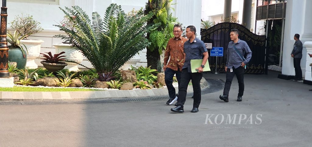 Menteri Energi dan Sumber Daya Mineral Arifin Tasrif (kiri) meninggalkan Kompleks Istana Kepresidenan, Jakarta, seusai rapat terkait jaringan gas rumah tangga dan distribusi LPG 3 kg di Istana Merdeka, Jakarta, Kamis (12/10/2023).