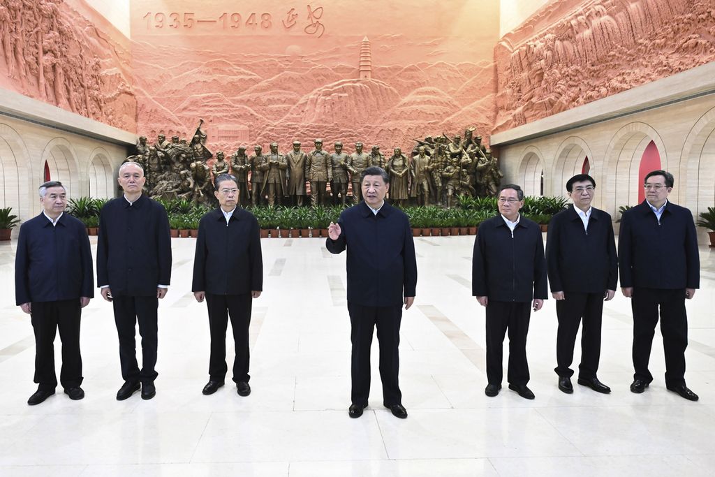 Dalam foto yang dirilis kantor berita Xinhua, Presiden China Xi Jinping (tengah) berpidato setelah mengunjungi pameran 13 tahun sejarah kota Yan’an di Yan’an Revolutionary Memorial Hall di Yan'an, Provinsi Shaanxi, 27 Oktober 2022. Bersama Xi adalah anggota Politbiro Partai Komunis China, yakni  Li Xi, Cai Qi, Zhao Leji, Li Qiang, Wang Huning, dan Ding Xuexiang. 