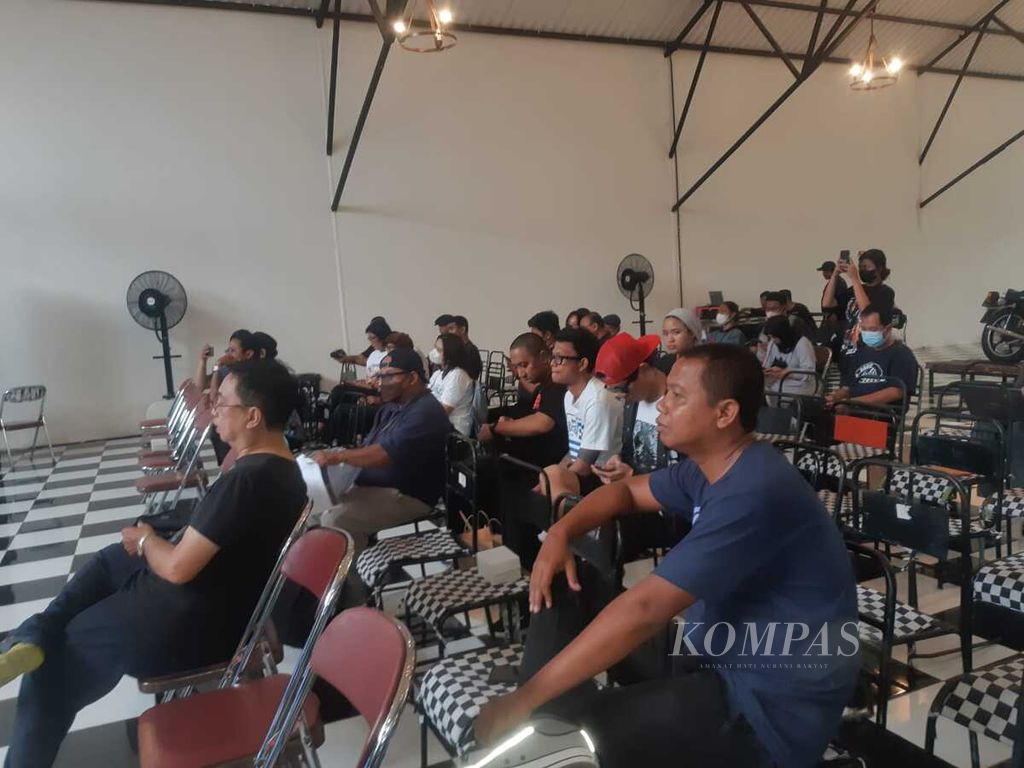 Para jurnalis menyimak keterangan yang disampaikan saat konferensi pers Slank Beautiful Smile Indonesia Tour di Yogyakarta, Kamis (15/12/2022).