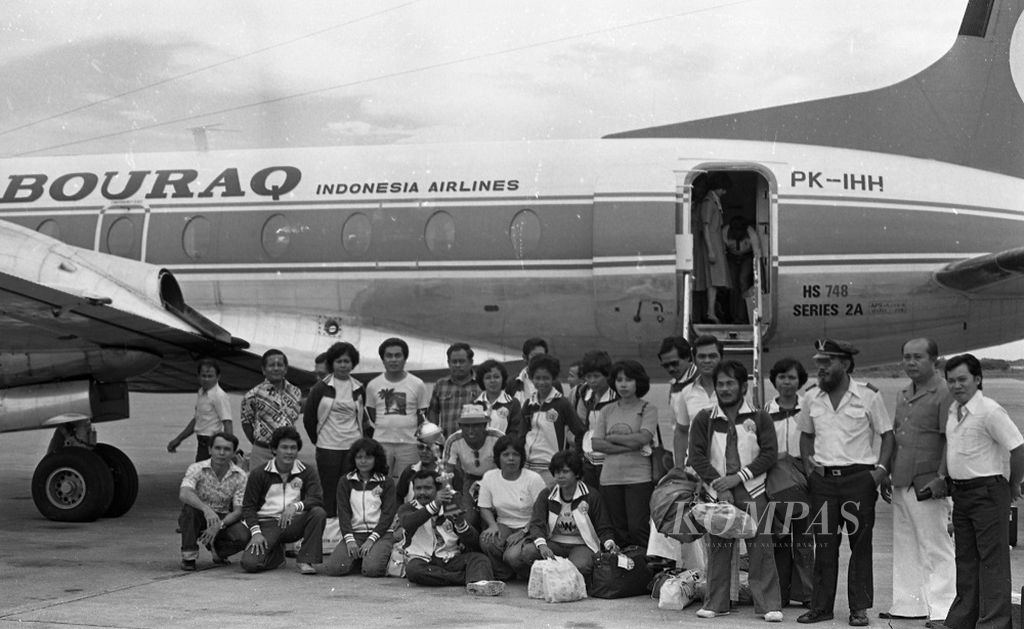 Gambar kontingen atlet menembak DKI Jaya bergambar bersama di Lapangan Terbang Malang sebelum terbang kembali ke Jakarta dengan pesawat Bouraq setelah mengikuti kejuaraan menembak se-Jawa di Malang (29/4/1980).