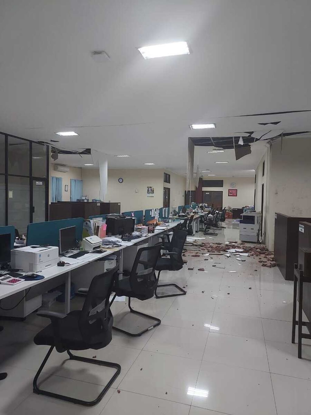Atap ruangan kantor Kecamatan Pacitan, Kabupaten Pacitan, Jawa Timur, rusak akibat gempa yang berpusat di barat daya Kabupaten Bantul, Jumat, (30/6/2023) malam. 
