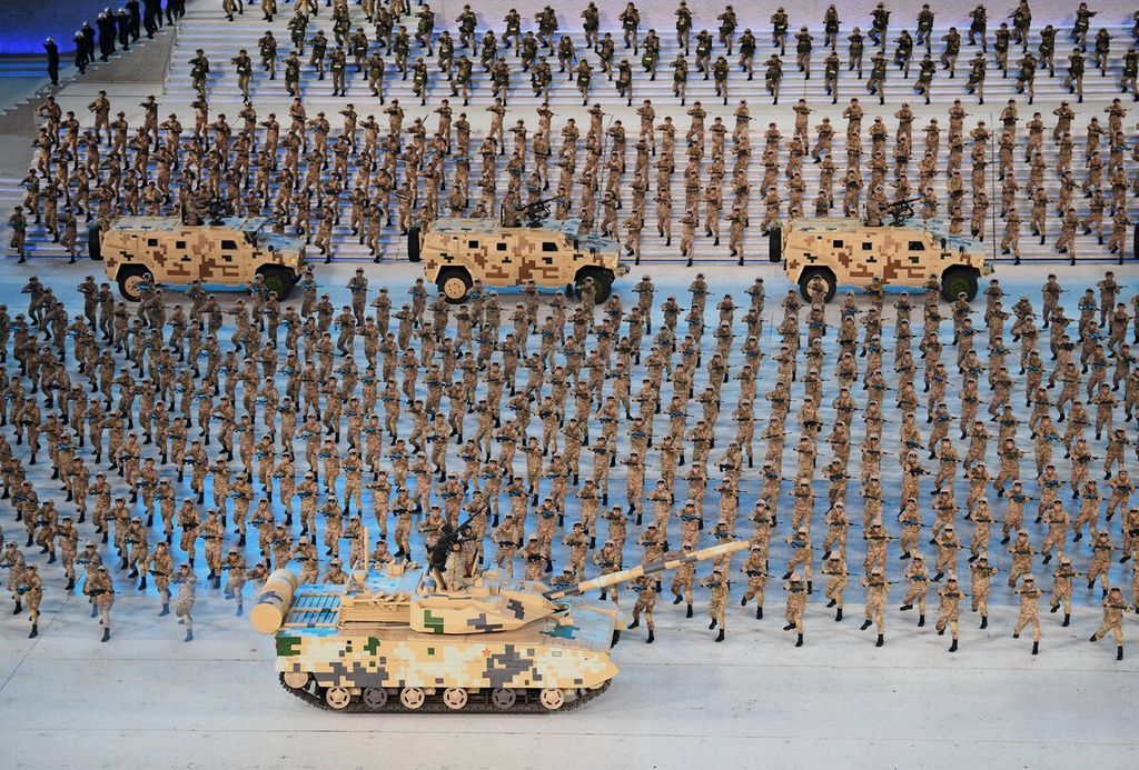 Pengisi acara menggunakan seragam militer ambil bagian dalam Pertunjukan Budaya perayaan 100 tahun Partai Komunis China di Stadion Nasional Beijing. 