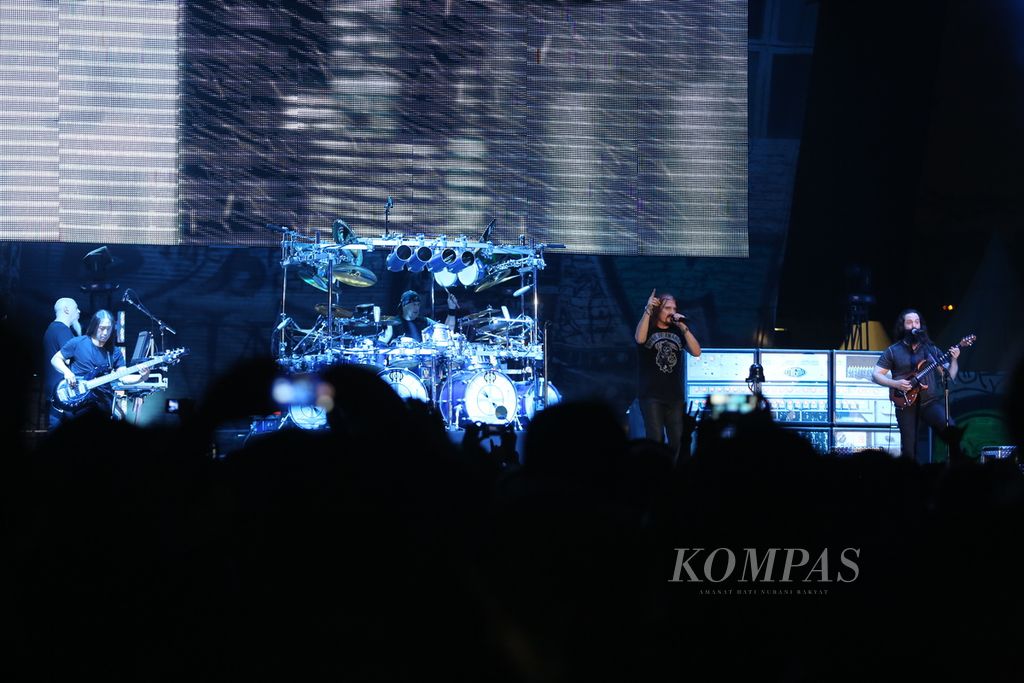 Grup musik rock asal Amerika Serikat, Dream Theater, tampil dalam konser yang digelar di Lapangan D Senayan, Jakarta, Minggu (26/10/2014) malam.