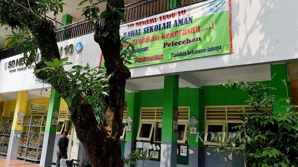 Spanduk ajakan untuk tidak mendiamkan aksi penganiayaan, pelecehan, perundungan, dan pemerasan terpasang di SD Negeri Tugu 10, Depok, Jawa Barat, awal Juni 2018.