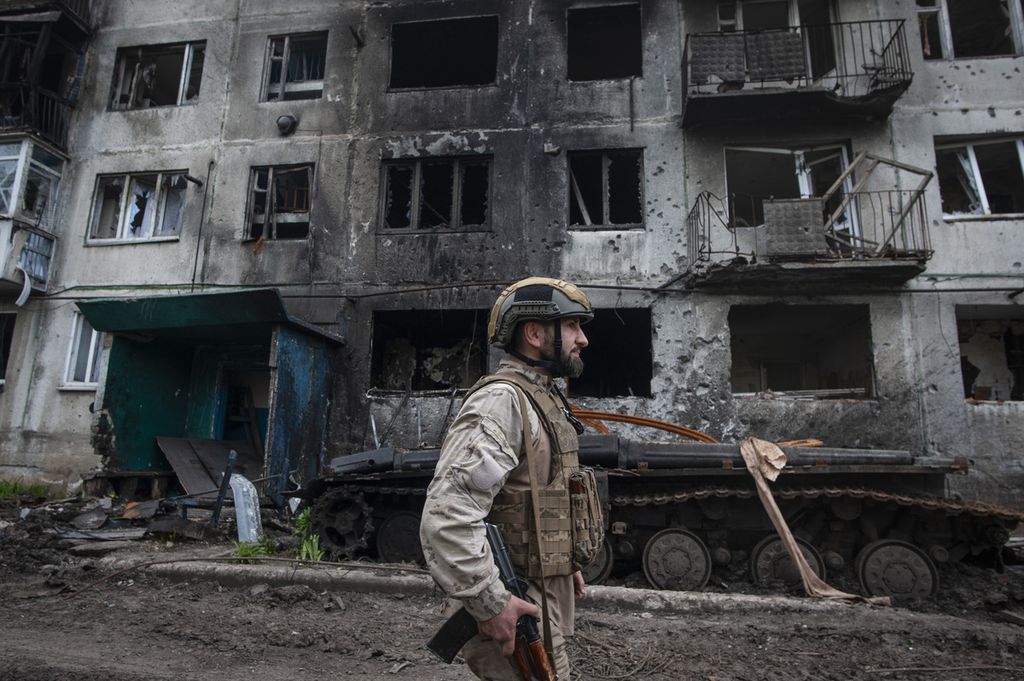 Tentara Ukraina di bekas lokasi pengeboman Rusia di Donetsk pada Mei 2023.