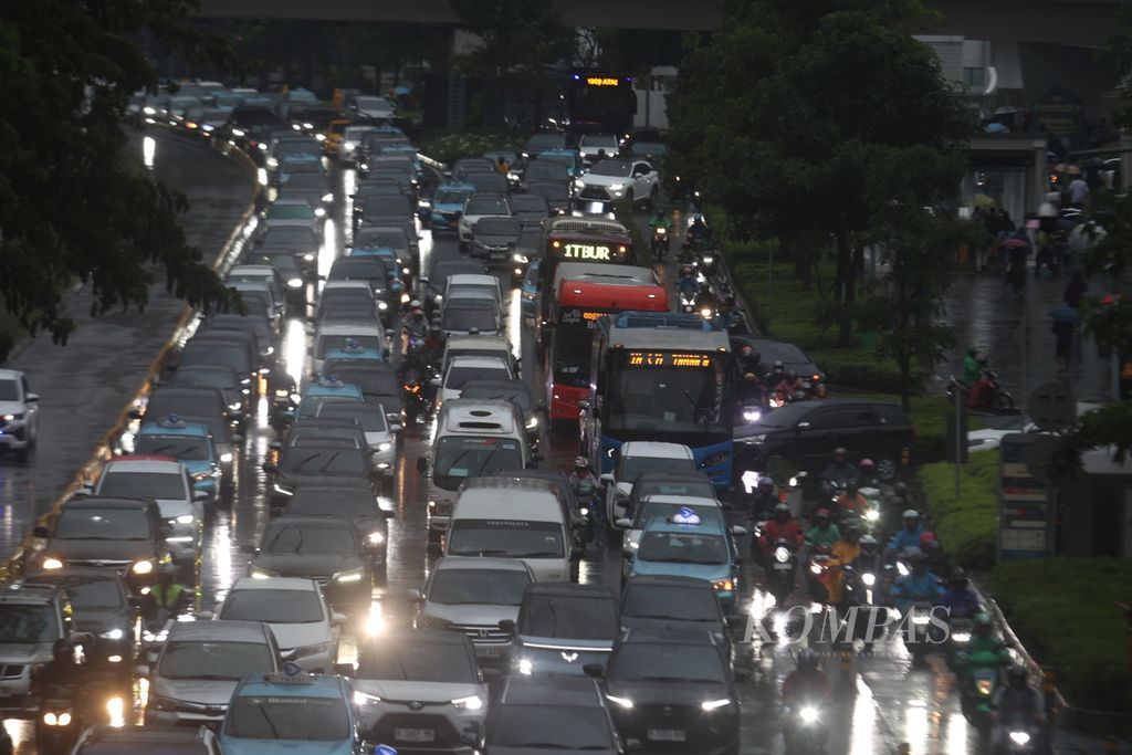 Kemacetan lalu lintas saat jam pulang kerja di Jalan Jenderal Sudirman, Jakarta Selatan, Kamis (1/2/2024). 