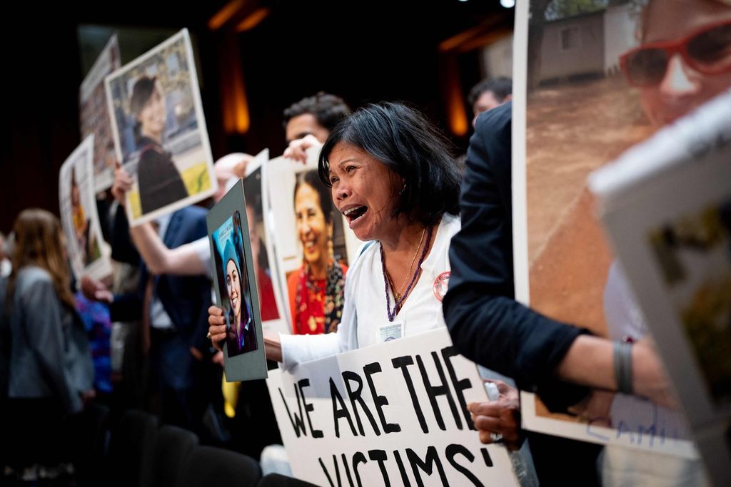  Clariss Moore dari Toronto, Kanada membawa foto putrinya, Danielle Moore, bersama para keluarga korban pesawat Ethiopian Airlines 302 dan Lion Air 610 meneriaki CEO Boeing Dave Calhoun yang menghadiri dengar pendapat di Komisi Keamanan Dalam Negeri Senat AS, di Capitol Hill, Washington DC, AS, 18 Juni 2024.