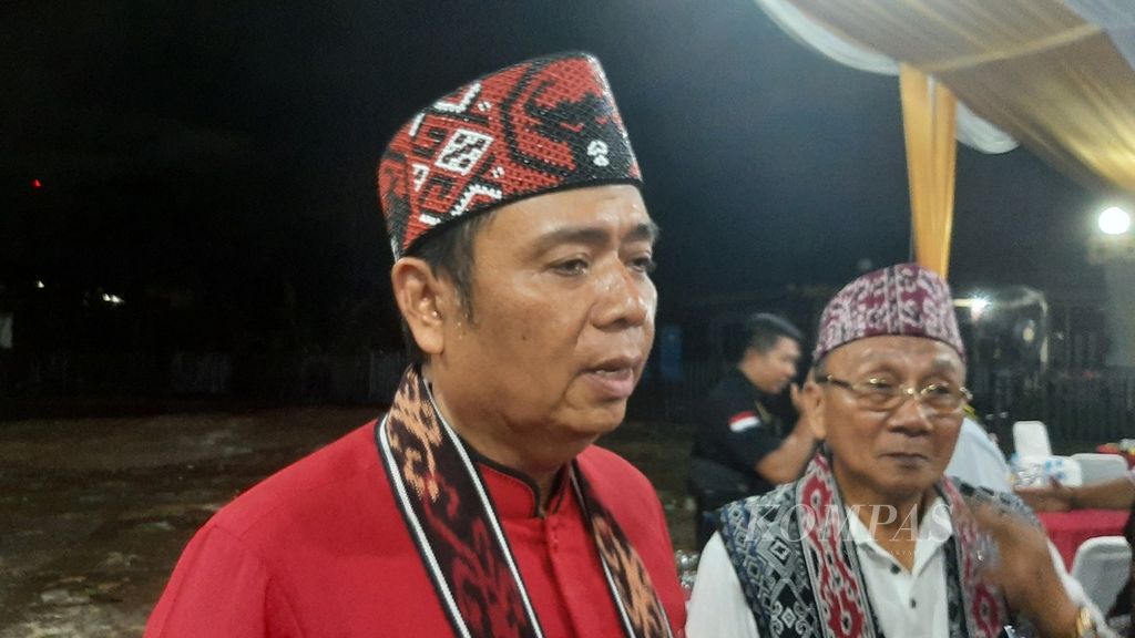 Ketua DPD PDI-Perjuangan Kalimantan Barat Lasarus (baju merah)