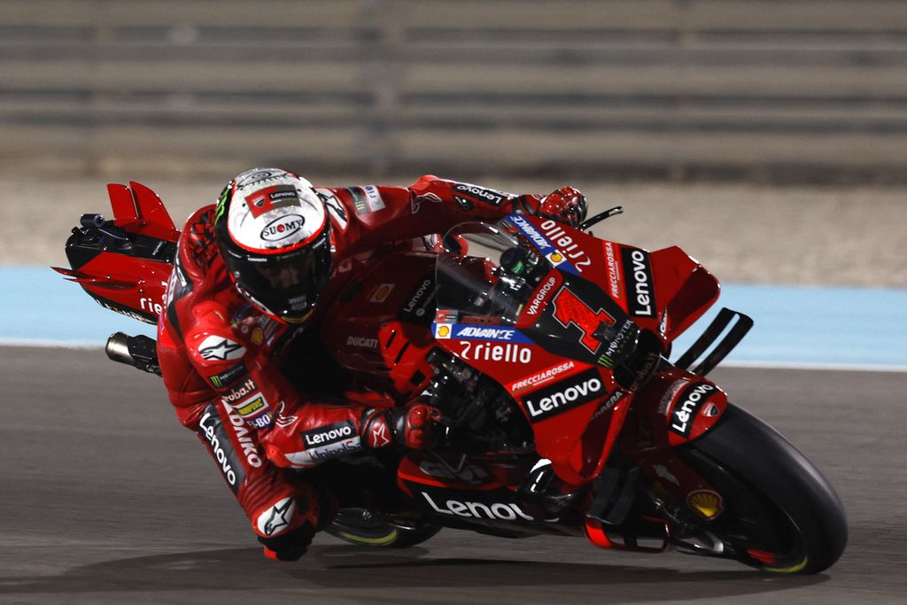 Pebalap Ducati, Francesco Bagnaia, berlaga pada Grand Prix Moto GP Qatar di Sirkuit Internasional Lusail, Senin (20/11/2023) dini hari. Francesco Bagnaia tampil konsisten meski hanya meraih hasil podium kedua dalam balapan tersebut sekaligus mengamankan poin di puncak klasemen. 