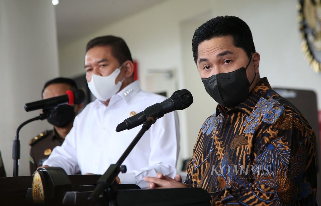 Jaksa Agung Sanitiar Burhanuddin (kiri) bersama Menteri BUMN Erick Thohir memberikan keterangan pers seusai pertemuan di Kompleks Kejaksaan Agung, Jakarta, Selasa (11/1/2022). 