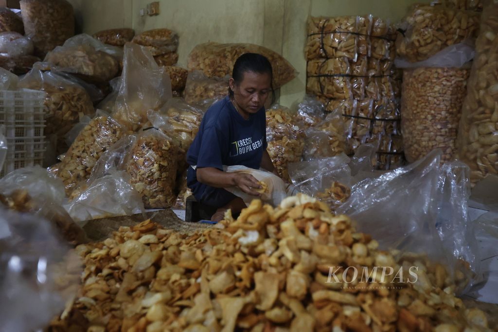 Workers are packing krupuk at the Bu Ipik MSME in Palbapang Village, Bantul District, Bantul Regency, DI Yogyakarta, on Saturday (23/3/2024). The krupuk, made from buffalo and cow leather imported from Sulawesi, is sold for IDR 95,000 to IDR 150,000 per kilogram.