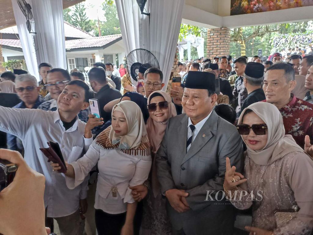 Menteri Pertahanan Prabowo Subianto berswafoto bersama tamu undangan usai menjadi saksi dalam pernikahan juru bicaranya, Dahnil Anzar Simanjuntak, di Kabupaten Deli Serdang, Sumatera Utara, Jumat (27/1/2023). 