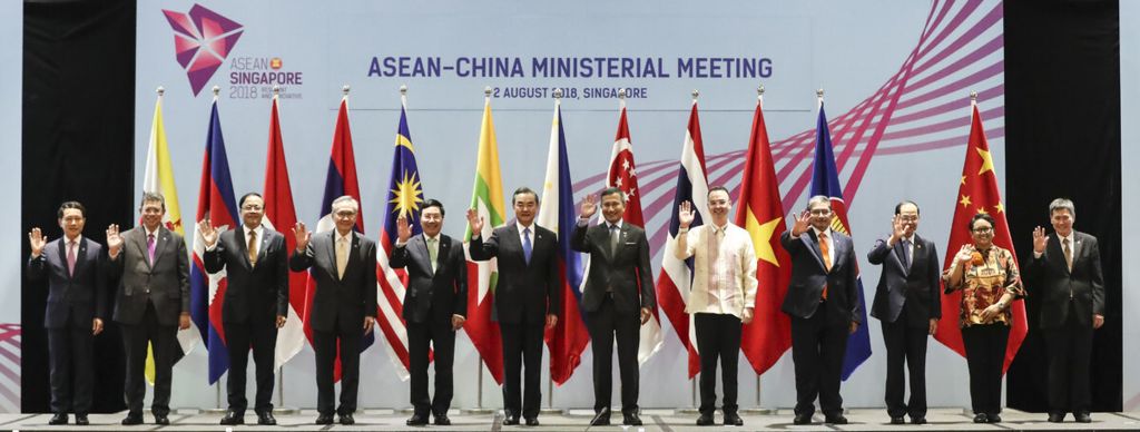 Para menteri luar negeri China dan ASEAN berfoto sebelum Pertemuan Tingkat Menteri ASEAN-CHina di sela-sela Pertemuan Menteri Luar Negeri ASEAN-China Ke-51 di Singapura, 2 Agustus 2018.
