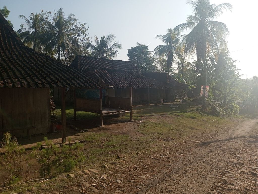 Suasana Desa Plumutan, Kecamatan Bancak, Kabupaten Semarang, Jawa Tengah, Sabtu (12/10/2024). Warga di desa itu keberatan dengan beredarnya sejumlah konten yang menyebut desa tersebut sebagai desa asal cerita Sumala, makhluk yang membunuh anak-anak.