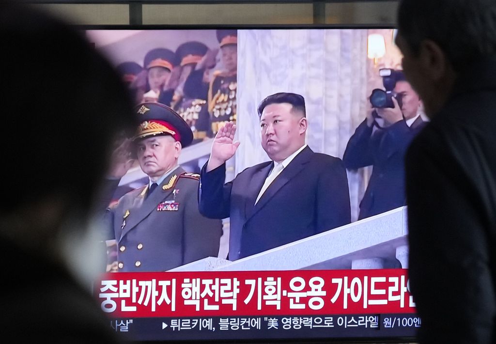 Layar televisi di Stasiun Kereta Seoul ini menunjukkan Pemimpin Korea Utara Kim Jong Un dalam pemberitaan mengenai peluncuran rudal balistik antarbenua (ICBM) Korut, Senin (18/12/2023). 