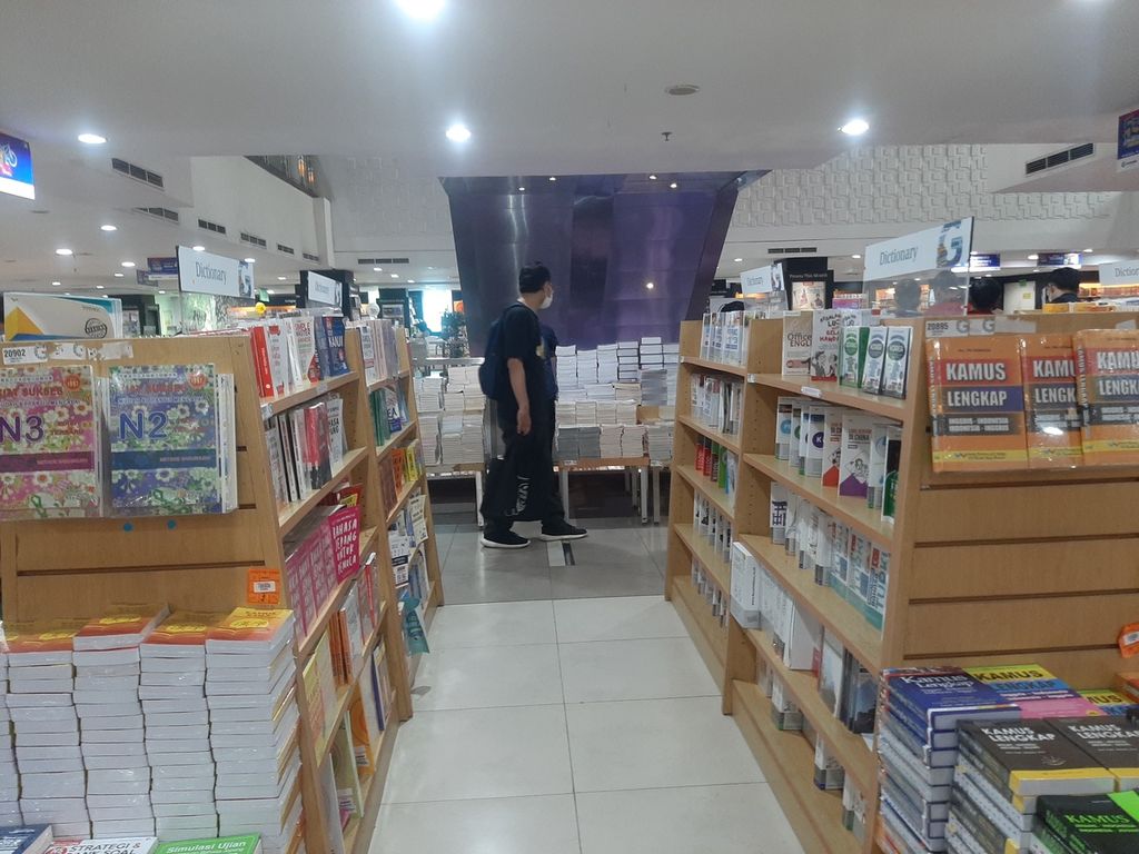 Pengunjung memilih berbagai buku yang dijual di Toko Buku Gramedia Matraman, Jakarta, Kamis (2/2/2023).