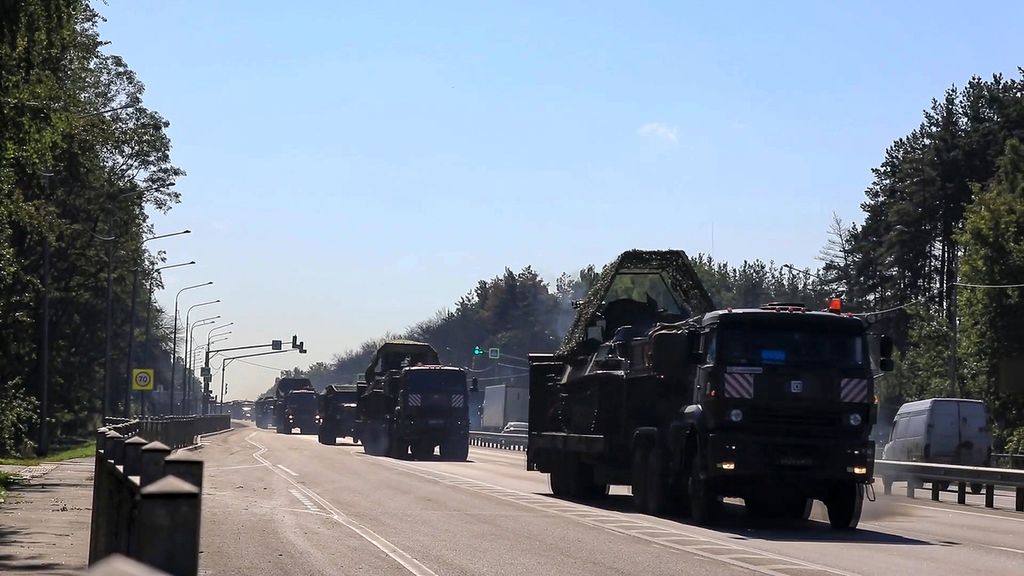 Foto yang dirilis Kementerian Pertahanan Rusia, Jumat (9/8/2024), memperlihatkan iring-iringan truk militer Rusia bergerak ke wilayah perbatasan Kursk untuk menghadapi invasi militer Ukraina. 