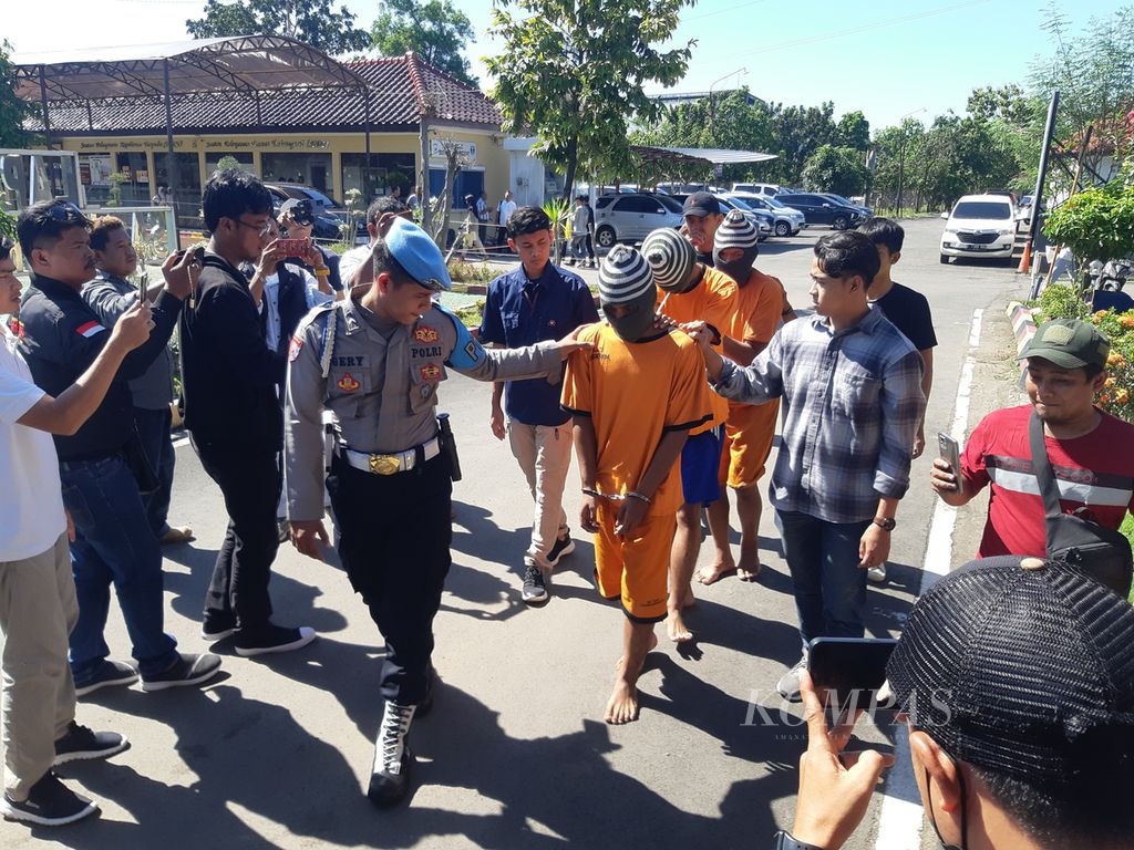 Petugas mengawal sejumlah tersangka kasus kekerasan terhadap polisi dalam konferensi pers di Kepolisian Resor Indramayu, Jawa Barat, Jumat (12/5/2023). Tersangka itu terlibat dalam pembacokan terhadap Brigadir Kepala Sugiono, anggota Polsek Sukra.