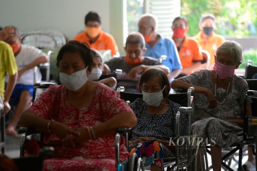 Dengan menggunakan masker dan letak kursi roda yang berjarak, mereka memperingati Hari Lanjut Usia Nasional di Panti Wreda Elim, Kota Semarang, Jawa Tengah, akhir Mei 2020. Jumat (29/5/2020). Usia lanjut menjadi salah satu kelompok yang paling rawan dan fatal terhadap tertularnya Covid-19.
