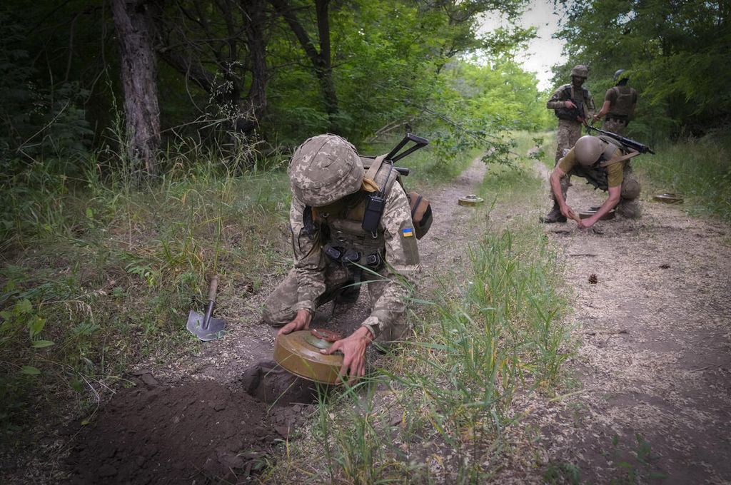 Prajurit unit operasi khusus Ukraina memasang ranjau anti-tank yang mereka letakan pada sejumlah jalan sekitar hutan sebagai jalur potensial masuknya pasukan Rusia di wilayah Donetsk, Ukraina, Selasa (14/6/2022). 