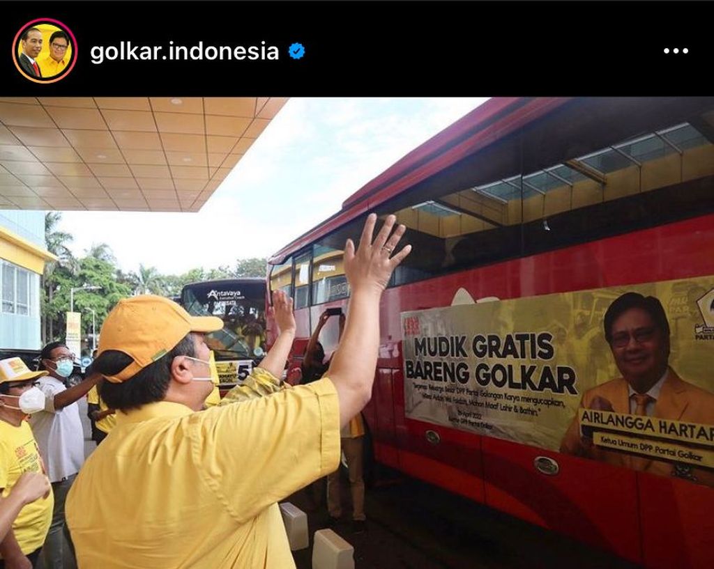 Menko Perekonomian yang juga Ketua Umum Partai Golkar Airlangga Hartarto saat melepas mudik gratis Golkar, di Jakarta, Jumat (29/4/2022).