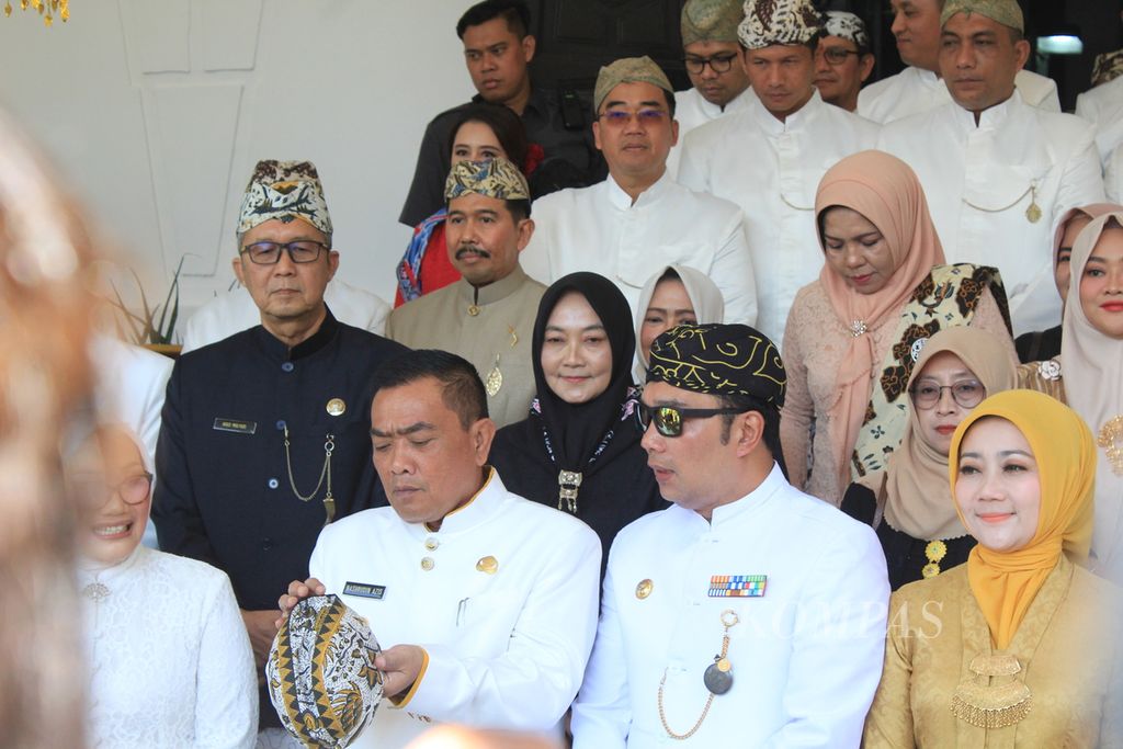Gubernur Jawa Barat Ridwan Kamil (kedua dari kanan) bersama Wali Kota Cirebon Nashrudin Azis (kedua dari kiri) menghadiri rangkaian Hari Jadi Ke-654 Kota Cirebon di Balai Kota Cirebon, Rabu (19/7/2023).