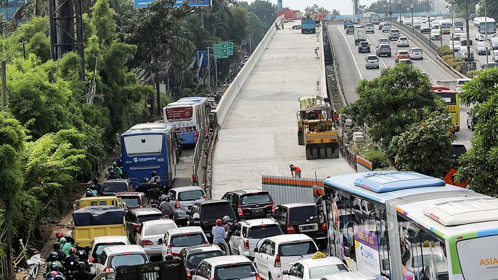 Pengerjaan jembatan  layang Pancoran, Jakarta Selatan, Jumat (8/12). Keberadaan jembatan layang ini kelak diharapkan mengurangi kemacetan di kawasan perempatan Pancoran. Proyek ini ditargetkan rampung pada akhir tahun ini.