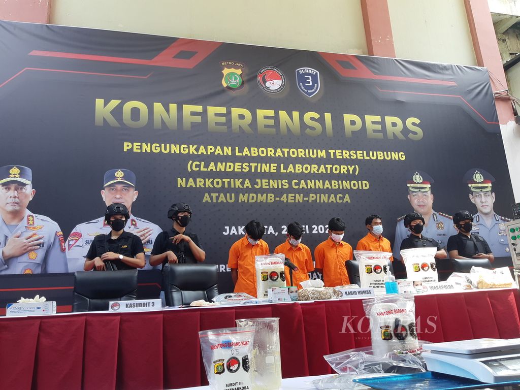 Polda Metro Jaya mengungkap laboratorium terselubung yang menghasilkan bahan baku pembuat tembakau sintetis di Bogor, Jawa Barat, Kamis (2/5/2024). Lima orang ditangkap termasuk pengendali laboratorium. 