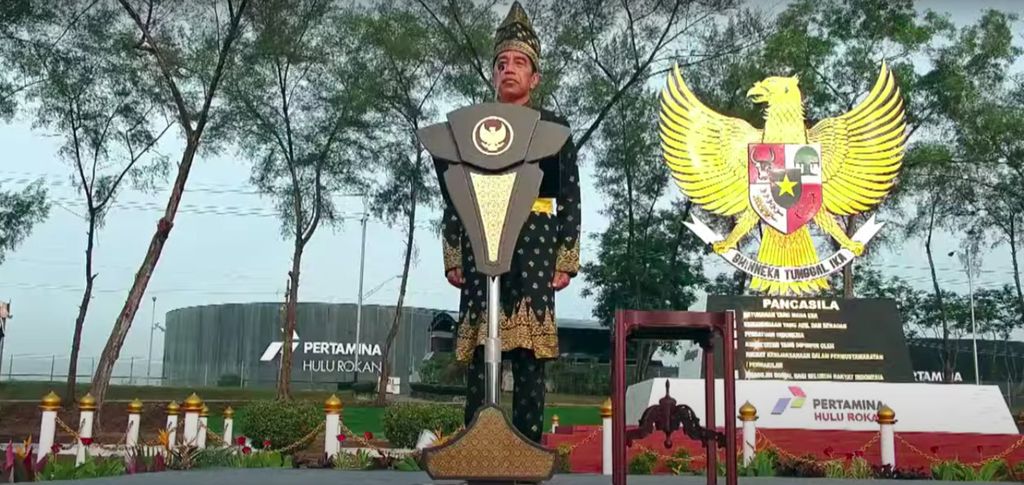 Presiden Joko Widodo memimpin upacara peringatan Hari Lahir Pancasila Tahun 2024 di Lapangan Garuda Pertamina Hulu Rokan, Dumai, Provinsi Riau, Sabtu (1/6/2024).