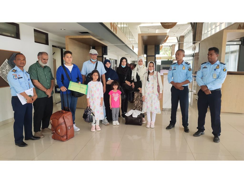 WNA Pakistan berpose dengan petugas Imigrasi Atambua di Pos Lintas Batas Motaain, Kabupaten Belu, Nusa Tenggara Timur. Mereka dicegah masuk ke Timor-Leste.