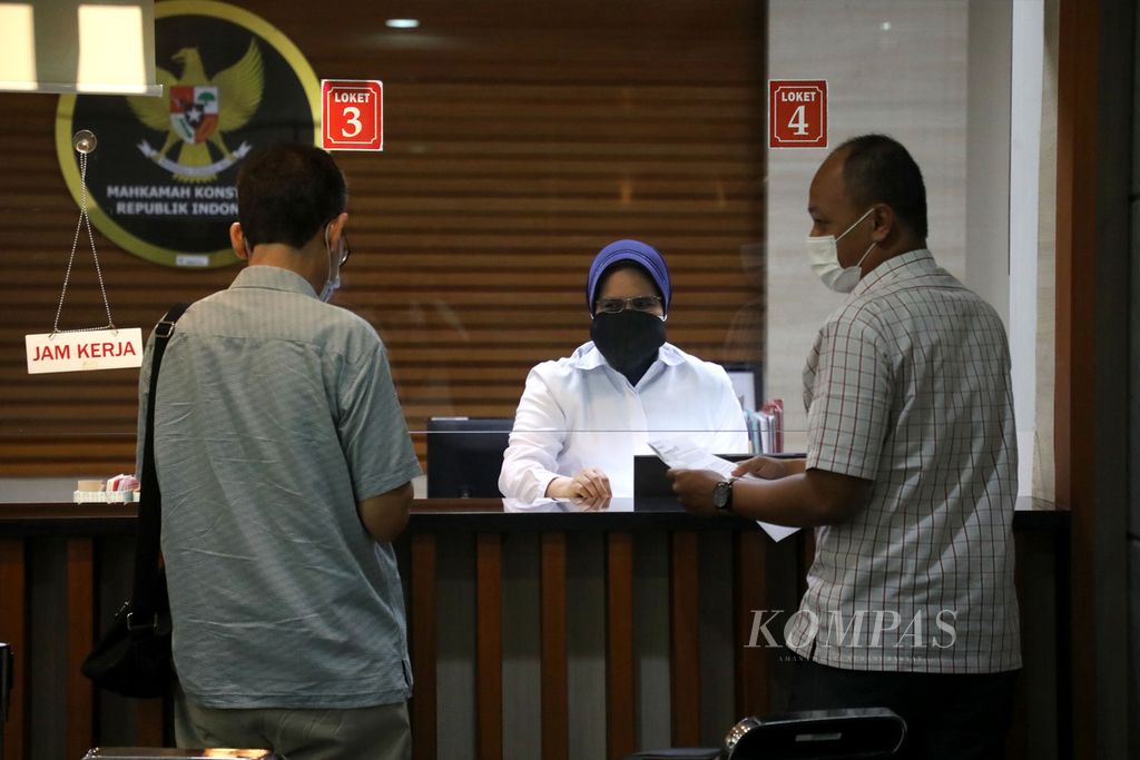 Petugas saat melayani pendaftaran uji formil UU Ibu Kota Negara oleh kelompok yang mengatasnamakan Poros Nasional Kedaulatan Negara di Gedung MK, Jakarta, Rabu (2/2/2022). Para pemohon menilai UU ini dibuat terburu-buru dan tidak transparan. 