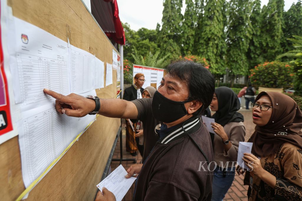 Warga mencari nama mereka di daftar pemilih tetap saat simulasi pemungutan suara Pemilu 2024 di halaman Kantor Wali Kota Jakarta Pusat, Rabu (17/1/2024). 