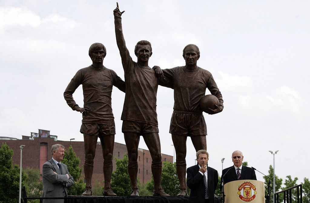 Mantan pemain Manchester United, Bobby Charlton (kanan), dalam acara peresmian patung Holy Trinity, 29 Mei 2008, bersama Manajer MU Alex Ferguson (kiri).