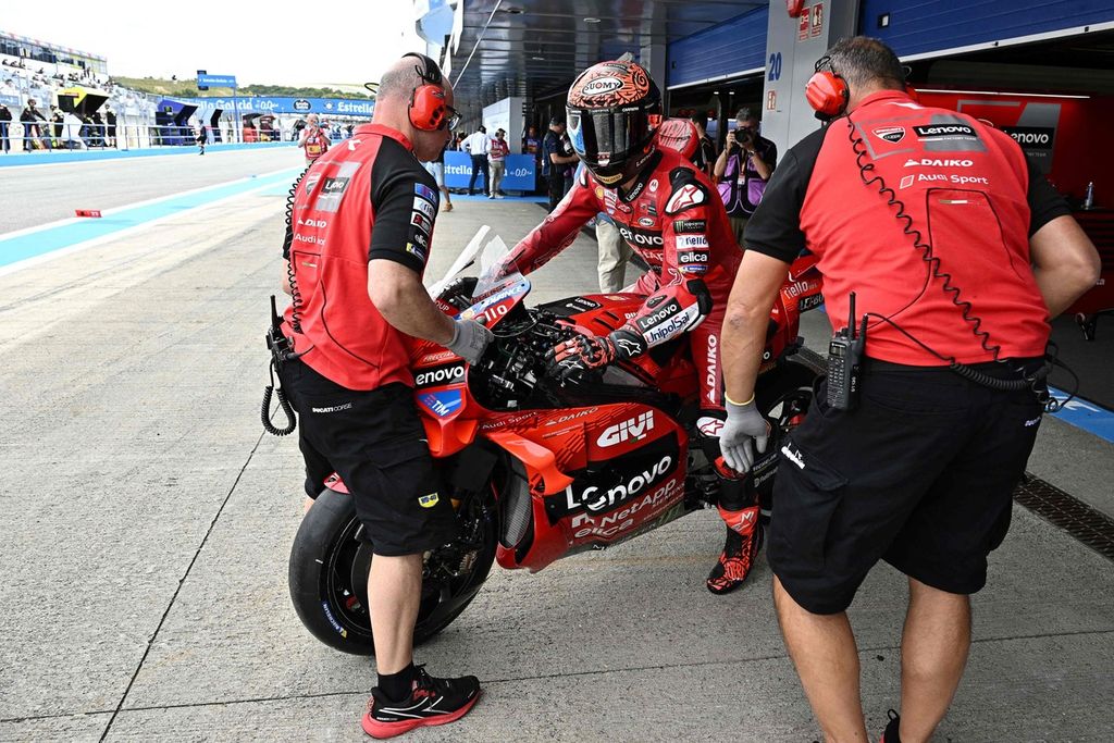Ducati racer Francesco Bagnaia left the team garage during the MotoGP Grand Prix training session in Jerez, Jerez de la Frontera, Spain on Friday (26/4/2024).