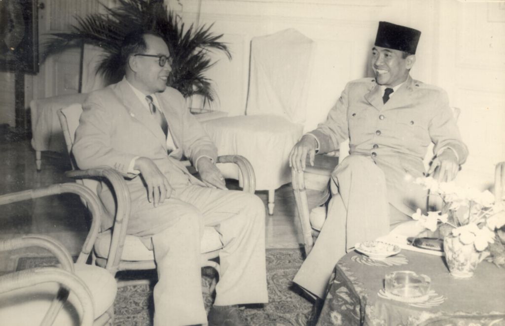Pembicaraan antara Presiden Soekarno dan Wakil Presiden Mohammad Hatta sekitar pembentukan Kabinet (Juni 1953).