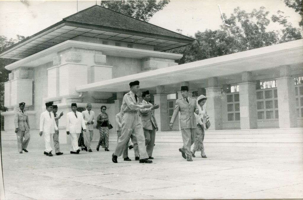 Upacara pembukaan Taman Makam Pahlawan Kalibata oleh Presiden Soekarno tanggal 10 November 1954.