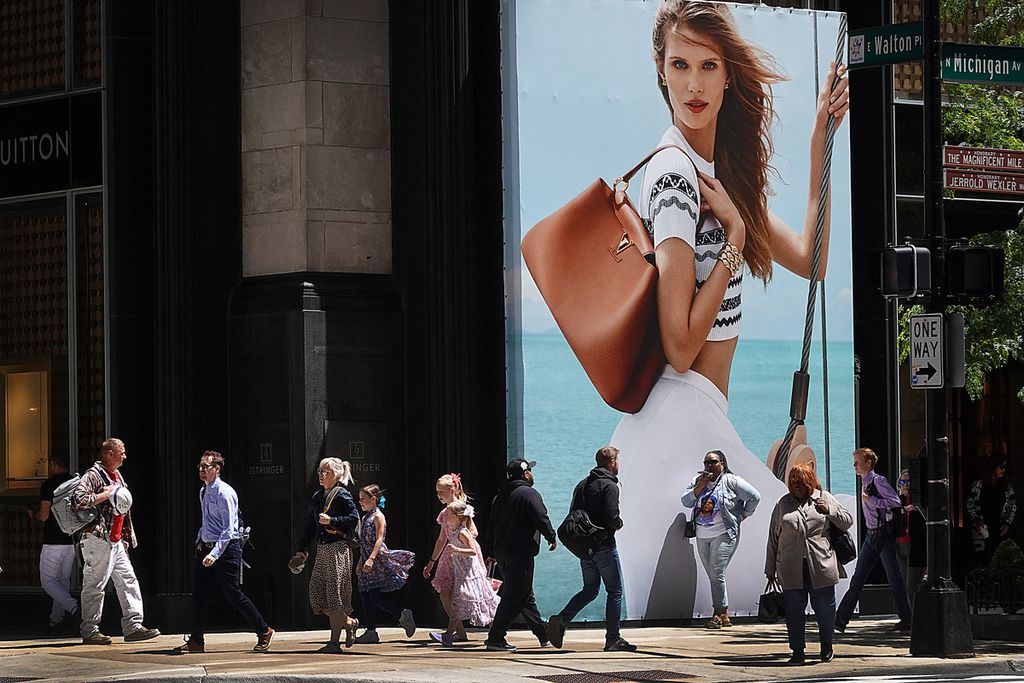 Masyarakat berjalan di sepanjang Michigan Avenue melewati toko Louis Vuitton di distrik perbelanjaan Magnificent Mile pada 30 Mei 2024 di Chicago, Illinois, Amerika Serikat. 