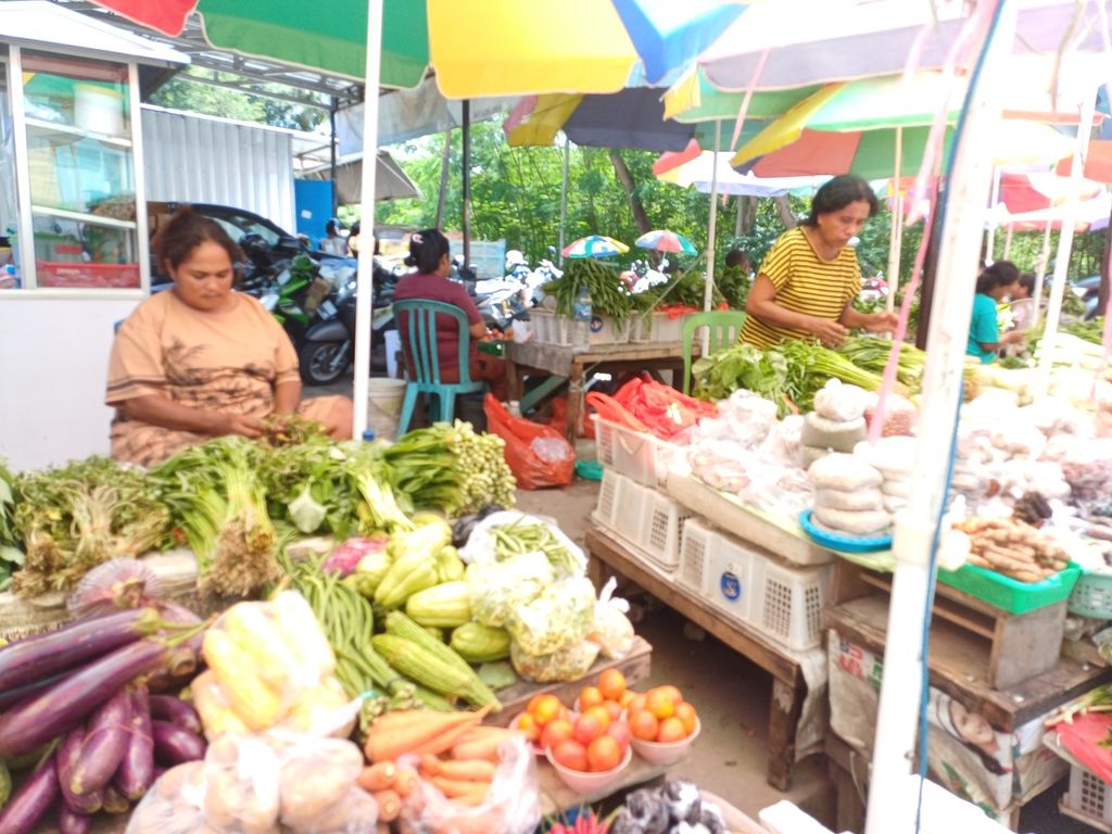 Martha Lobo (kanan) dan rekan pedagang sayur lain di Pasar Penfui Kota Kupang, NTT, Senin (8/4/2024). Pedagang kecil ini mengakui politik uang dalam pilpres dan pileg, 14 Februari 2024, cukup membantu meringankan ekonominya. Ia berharap mendapatkan uang sirih pinang lebih tinggi lagi dalam pilkada, 27 November 2024.