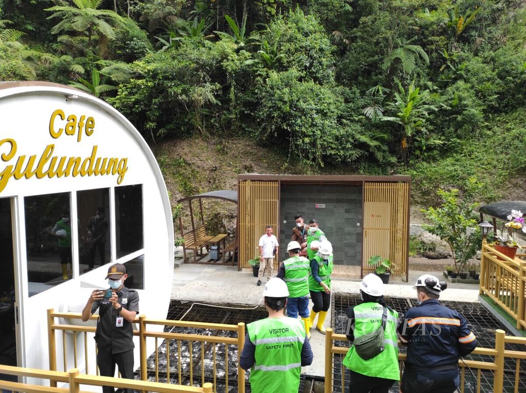 Tempat wisata edukasi di Kampung Ciguha dilengkapi dengan tambak ikan. Sebelum tahun 2015, Kampung Ciguha di  merupakan tempat penambangan emas ilegal, perjudian, dan pelacuran, selama lebih dari 20 tahun.