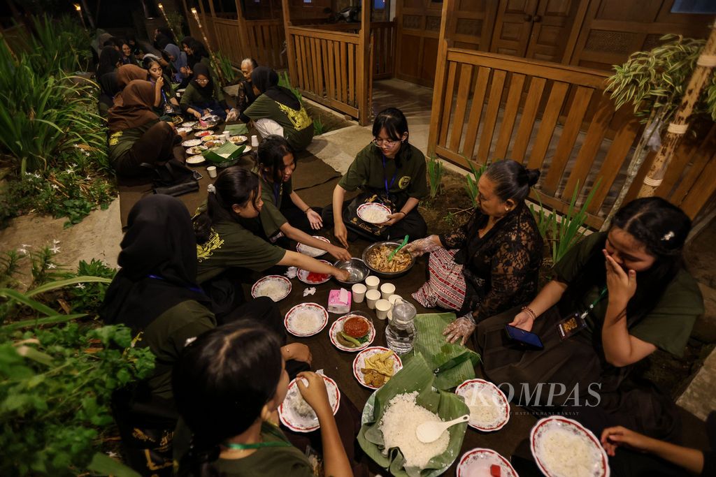 Peserta makan bersama masyarakat dengan makanan khas Desa Kemiren dalam acara Festival Kemiren 2023 di Desa Kemiren, Kabupaten Banyuwangi, Jawa Timur, Jumat (17/11/2023). 
