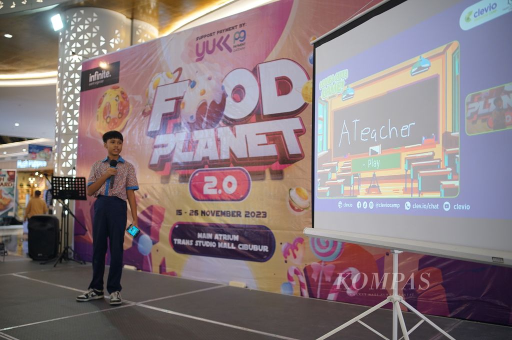 Peserta mempresentasikan gimnya yang berujudul "A Teacher" dalam acara puncak Lomba Cipta Game Nasional Powered by AI 2023 di Cibubur, Depok, Jawa Barat, Sabtu (18/11/2023).