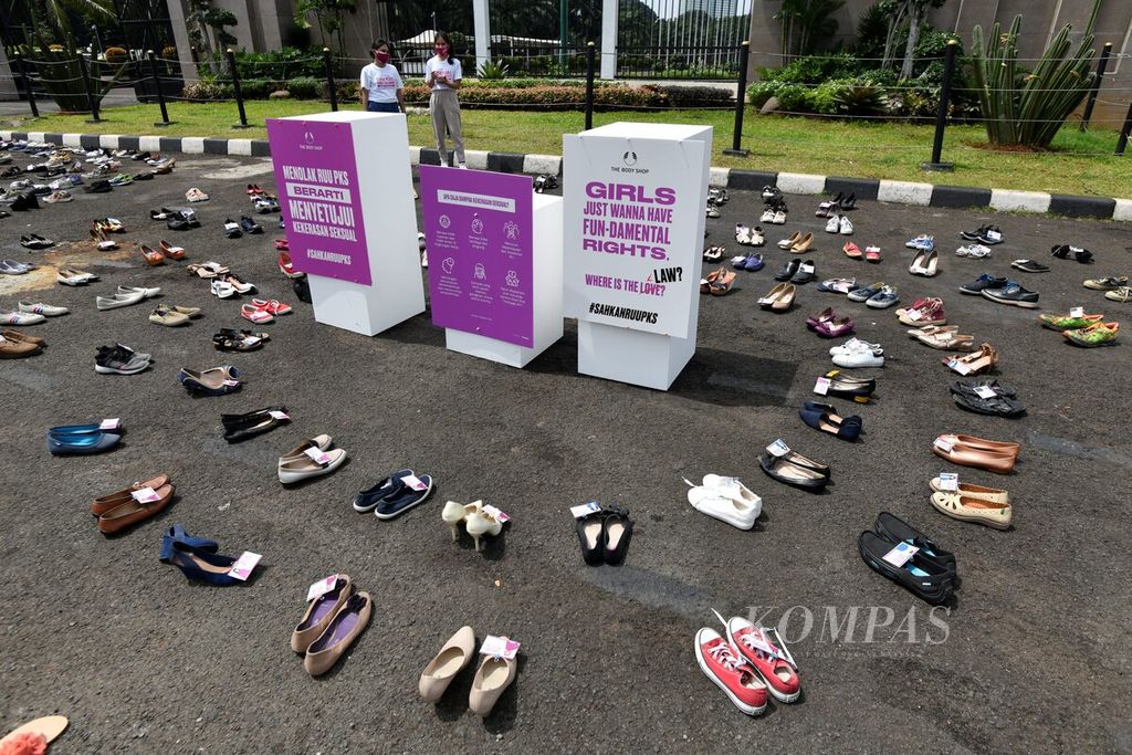 Beragam sepatu diletakkan di depan gerbang Gedung DPR, Senayan, Jakarta, dalam aksi 500 Langkah Awal Sahkan RUU Penghapusan Kekerasan Seksual (PKS), Rabu (25/11/2020).